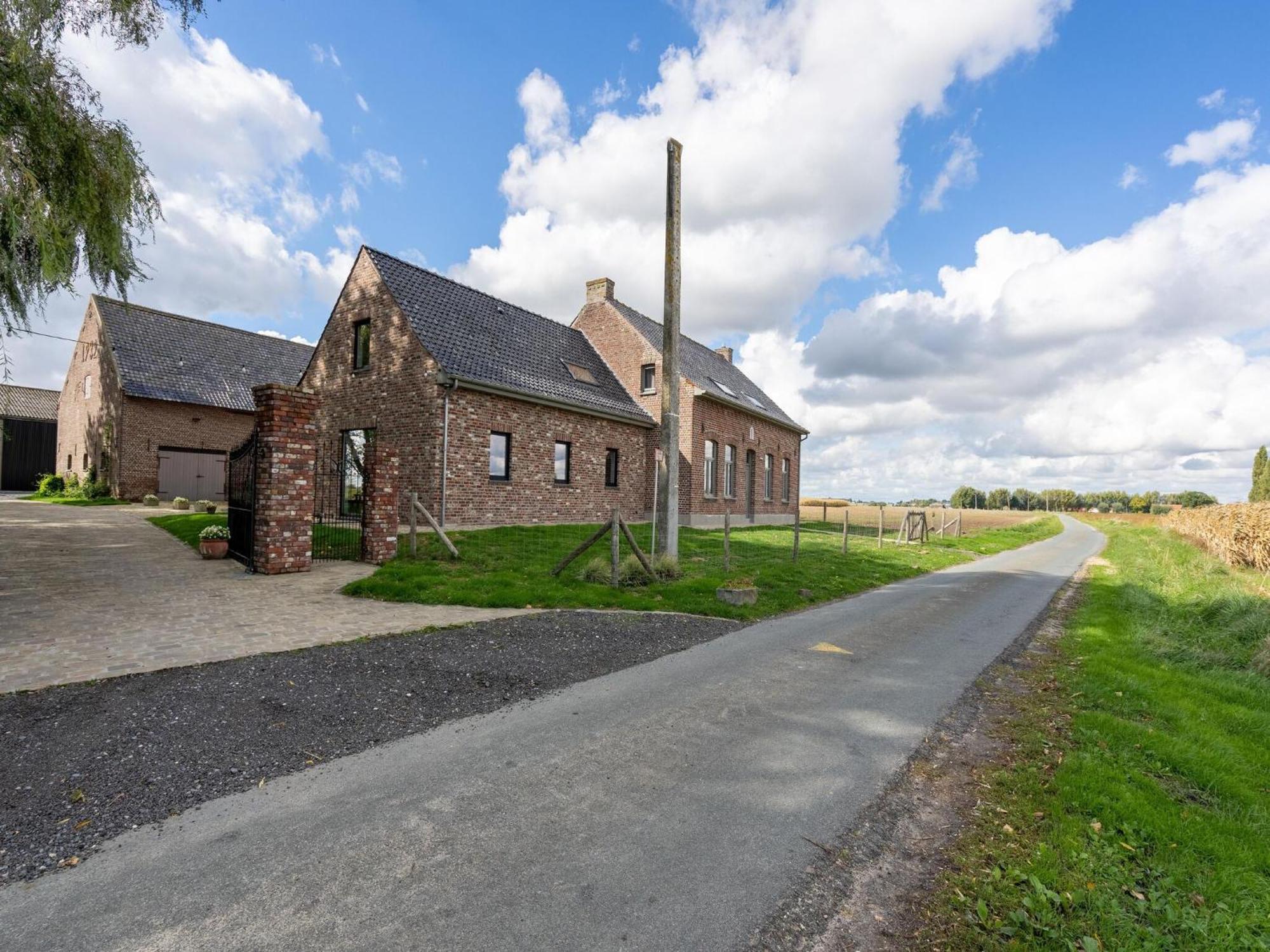 Spacious Holiday Home With Pond In Poperinge Roesbrugge-Haringe Eksteriør bilde