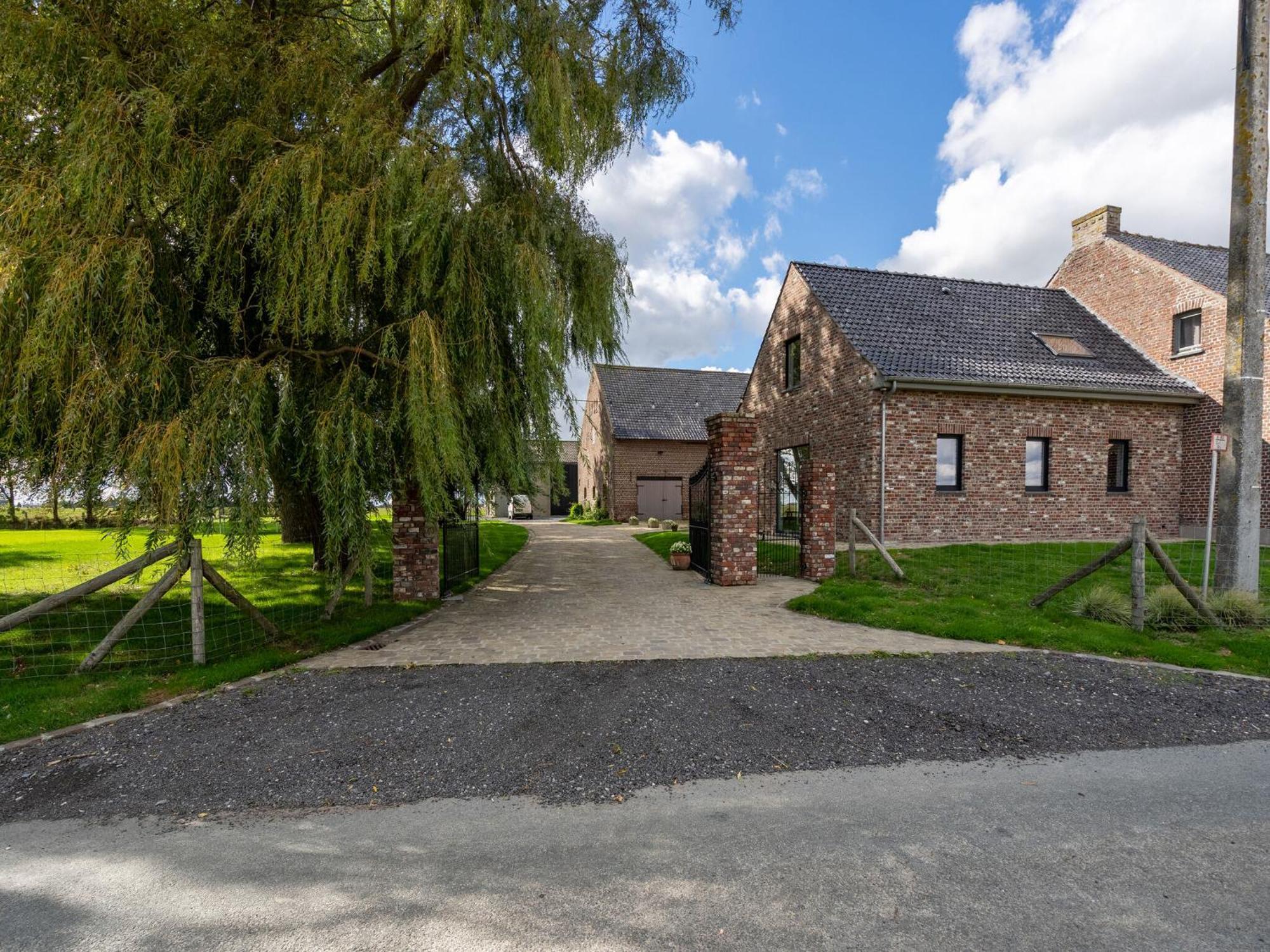 Spacious Holiday Home With Pond In Poperinge Roesbrugge-Haringe Eksteriør bilde