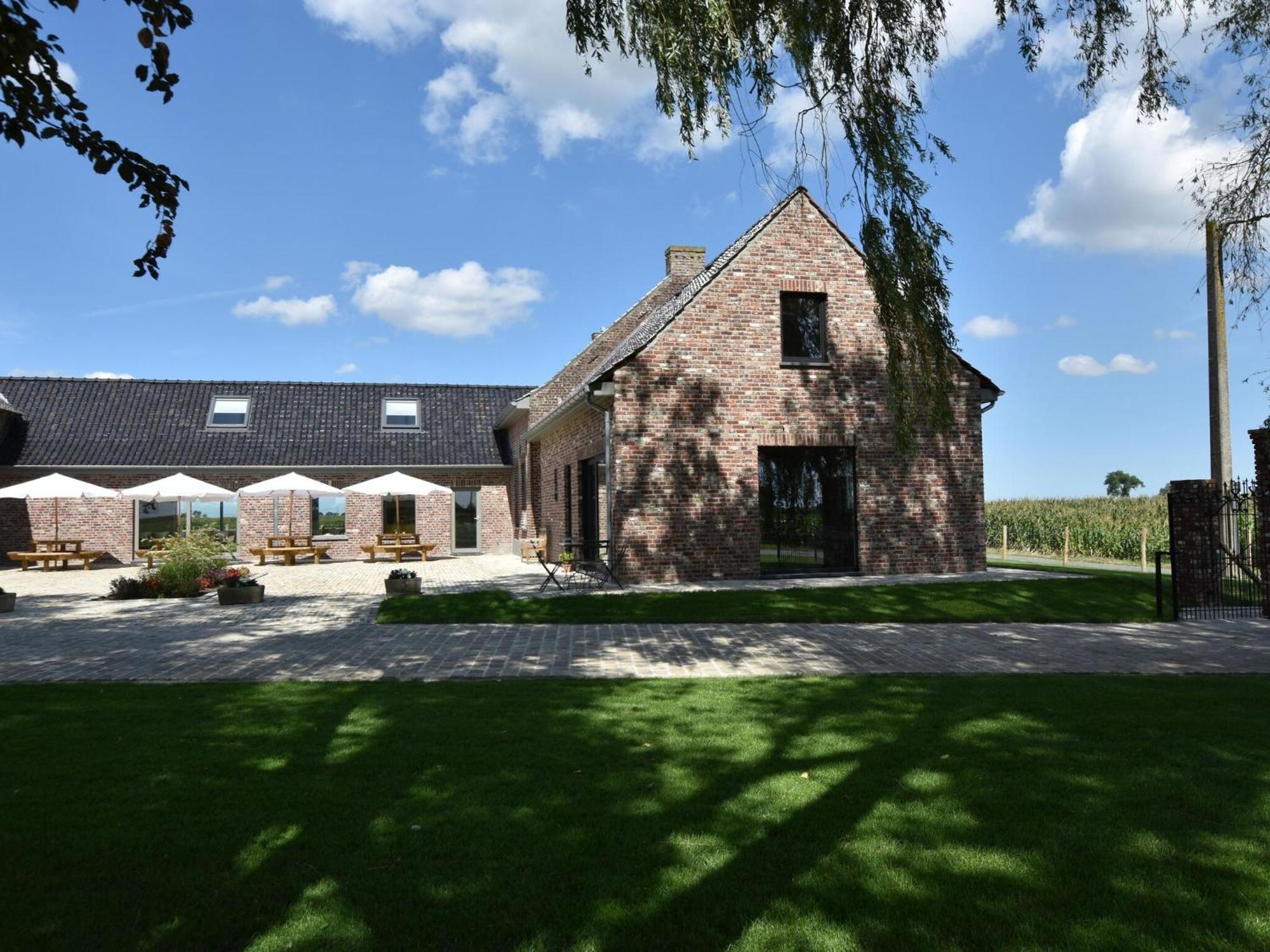 Spacious Holiday Home With Pond In Poperinge Roesbrugge-Haringe Eksteriør bilde