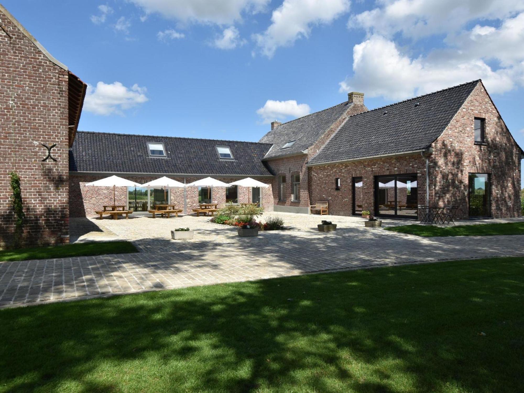 Spacious Holiday Home With Pond In Poperinge Roesbrugge-Haringe Eksteriør bilde